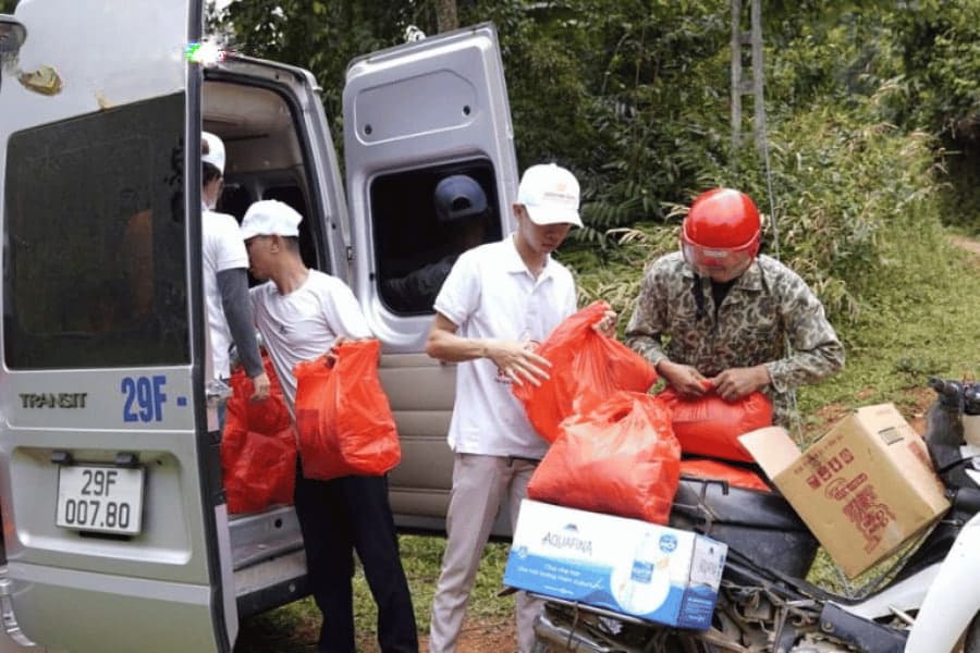 chuẩn bị những món quà cho việc hỗ trợ đồng bào lạng sơn